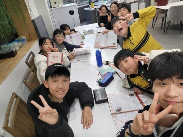 심화과정 교재를 들고 있는 어린이들