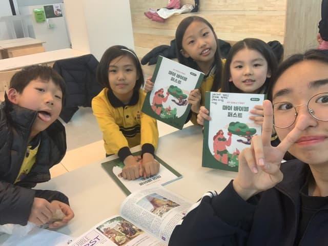 기초과정 교재를 들고 있는 어린이들