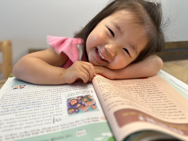 영아 교재를 읽는 아이